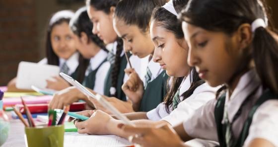 शालेय विद्यार्थ्यांवर मोबाईलचा होणारा नकारात्मक, सकारात्मक परिणाम
