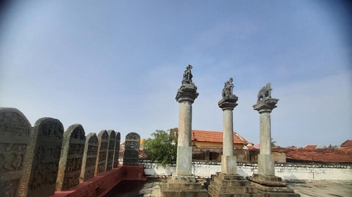 THE ROLE OF GARUDAS IN HOYSALA POLITY